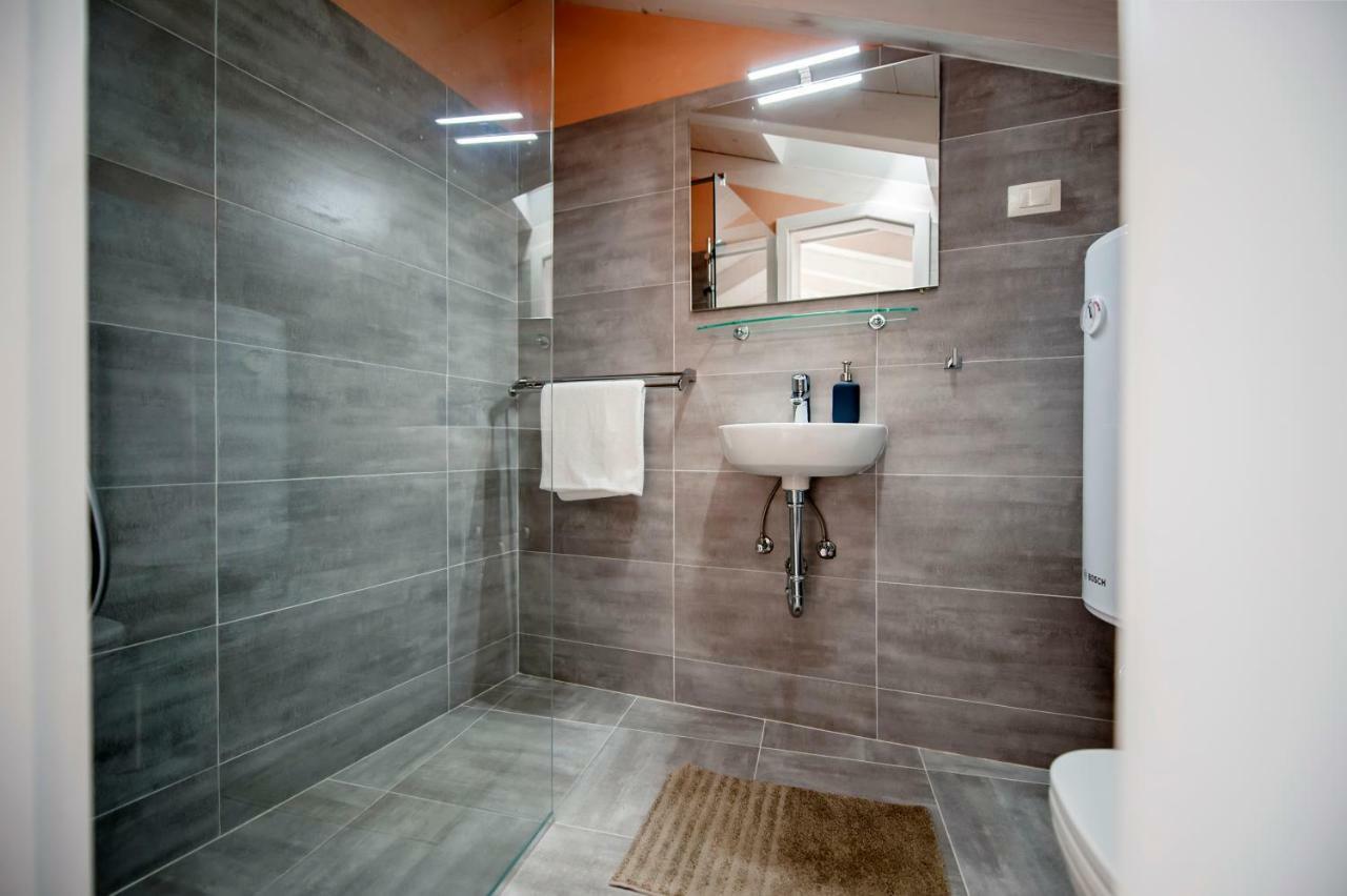 Apartment And Studio Ca' 3 Vie Rovinj Exterior photo